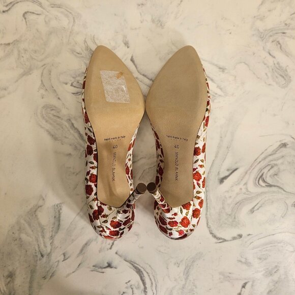 Manolo Blahnik 'Hangisi' Classic Pumps - Picture 11 of 11
